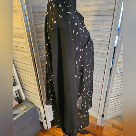 Maurices Womens Size 3x Sheer Overlay Long Sleeve Top Black White Leaf Pattern - Picture 4 of 7